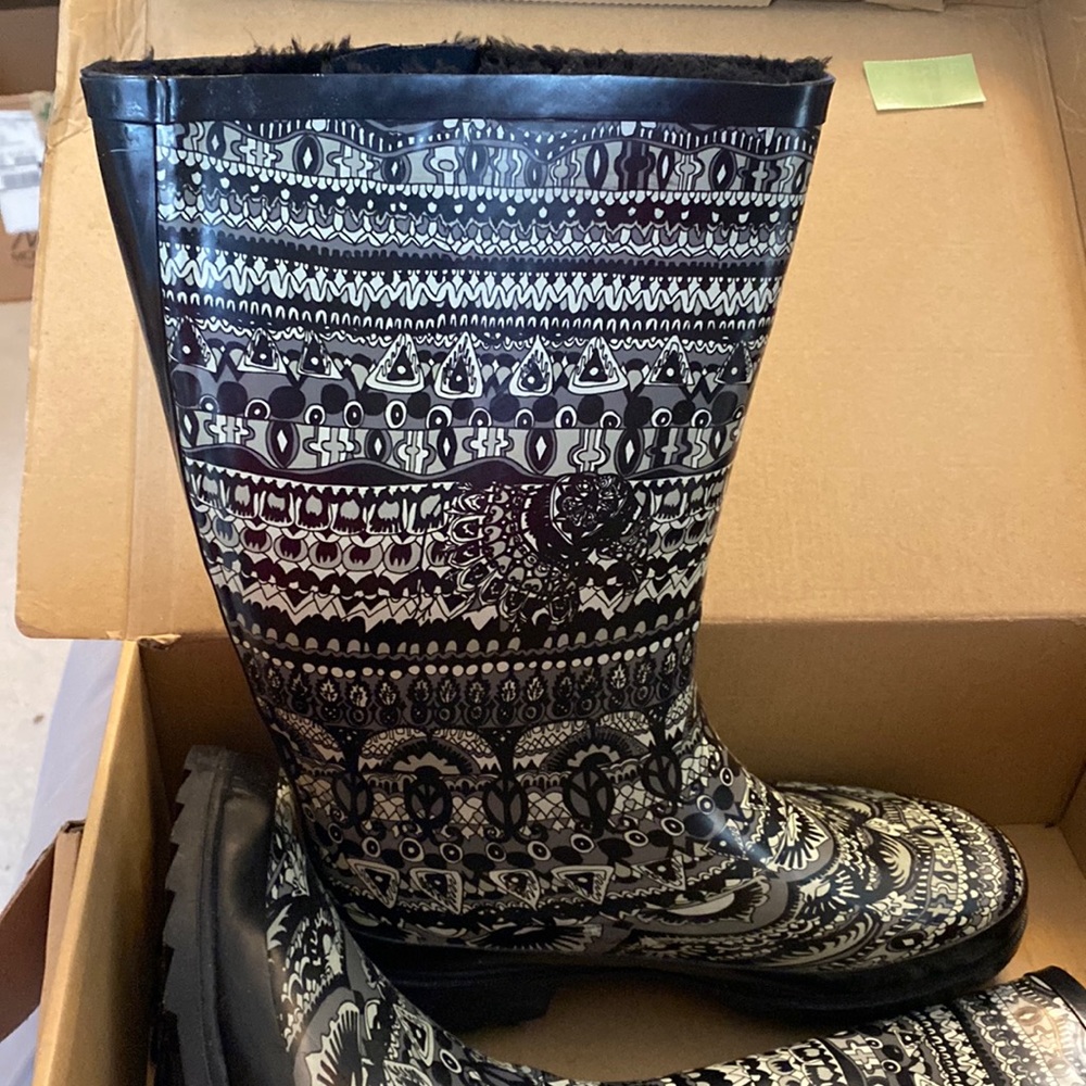COPY - Sakroots rain boots size 9